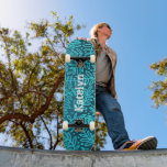 Skateboard Patrón azul turquesa fresco de la hoja nombre pers<br><div class="desc">Extiende algo de encanto en las calles de tu ciudad con este patineta personalizada. La tipografía moderna, moderna, de color blanco angustiado y densa sobrepone un patrón turquesa de damasco de hojas de color azul turquesa en un rico fondo verde azulado y con texturas profundas. Hace una declaración genial y...</div>