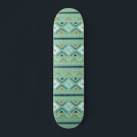 Skateboard Patrón azul verde tribal geométrico moderno<br><div class="desc">El moderno Skateboard Geométrico Tribal Green Blue Pattern presenta un patrón geométrico colorido en verde,  azul,  naranja y blanco. Diseñado por ©Evco Studio www.zazzle.com/store/evcostudio</div>