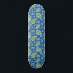 Skateboard Patrón azul y verde<br><div class="desc">Un antiguo boho retro paisley de estilo retro patrón skateboard real azul y verde. Agradable y caprichoso.</div>