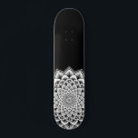 Skateboard Patrón blanco y negro de Mandala<br><div class="desc">Un blanco vibrante sobre patineta de mandala negra con un impresionante patrón simétrico. Símbolo único y audaz del universo.</div>