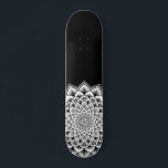 Skateboard Patrón blanco y negro de Mandala<br><div class="desc">Un blanco vibrante sobre patineta de mandala negra con un impresionante patrón simétrico. Símbolo único y audaz del universo.</div>