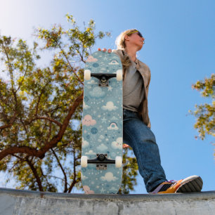 Skateboard Patrón caprichoso de cielo con nubes, estrellas - 