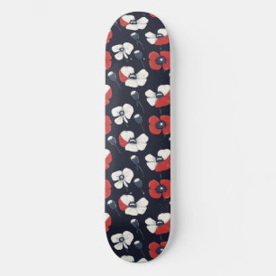Skateboard Patrón de amapola blanca con acentos rojo y azul