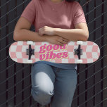 Skateboard Patrón de cheques blancos rosados de Good Vibes Gi<br><div class="desc">Otra patineta femenina de JessicaAmber - mándame un mensaje sobre las órdenes de los personalizados! Este divertido skateboard presenta un diseño de tablero de ajedrez rosa y blanco pastel. El patrón tiene una distorsión ondulada que le da una sensación divertida y juvenil. El lema en el medio dice 'buenas vibraciones'...</div>