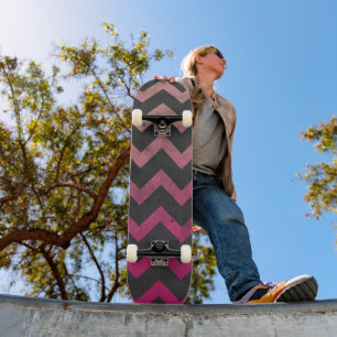 Skateboard Patrón de chevron de magenta rosa rojo ombre gris 