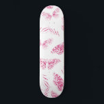 Skateboard Patrón de color agua de mariposas blancas rosadas<br><div class="desc">Este diseño artístico y moderno presenta mariposas blancas ilustradas a mano, rellenas de pintura con color de agua rosa baya pintada a mano sobre un simple fondo blanco. Es lindo, bonito, artístico, niñita y original. Estilizar con este diseño hecho a mano por la artista de La Femme, Rachel Matheney.***NOTA DE...</div>