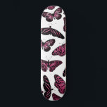 Skateboard Patrón de color de agua de las mariposas negras de<br><div class="desc">Este diseño artístico y moderno muestra unas mariposas negras ilustradas a mano, llenas de pintura color rosa de las bayas pintadas a mano sobre un simple fondo blanco. Es lindo, bonito, artístico, jovencito y original. Estilizar con este diseño pintado a mano y dibujado a mano por la artista de La...</div>