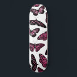 Skateboard Patrón de color de agua de las mariposas negras de<br><div class="desc">Este diseño artístico y moderno muestra unas mariposas negras ilustradas a mano, llenas de pintura color rosa de las bayas pintadas a mano sobre un simple fondo blanco. Es lindo, bonito, artístico, jovencito y original. Estilizar con este diseño pintado a mano y dibujado a mano por la artista de La...</div>