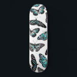 Skateboard Patrón de color de agua de las mariposas negras Ve<br><div class="desc">Esta decoración moderna, artística y fresca es perfecta para las mujeres de diseño. Presenta una verde azulada acuarela verde neón pintada a mano y un patrón de mariposa negra encima de un simple fondo blanco. Es gentil, elegante, bohemio y bonito.***NOTA DE DISEÑO IMPORTANTE: Para cualquier solicitud de diseño personalizada, como...</div>