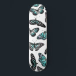 Skateboard Patrón de color de agua de las mariposas negras Ve<br><div class="desc">Esta decoración moderna, artística y fresca es perfecta para las mujeres de diseño. Presenta una verde azulada acuarela verde neón pintada a mano y un patrón de mariposa negra encima de un simple fondo blanco. Es gentil, elegante, bohemio y bonito.***NOTA DE DISEÑO IMPORTANTE: Para cualquier solicitud de diseño personalizada, como...</div>