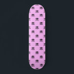 Skateboard Patrón de cráneo negro corto sobre fondo rosado<br><div class="desc">Las cráneos negros superadorables forman un patrón sobre un fondo rosado.</div>