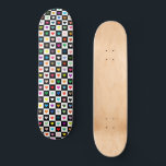 Skateboard Patrón de cuadrícula cardíaca arco iris<br><div class="desc">Una manta de tablero de ajedrez blanco y negro de tendencia con un arcoiris de corazones coloreados le da a esta baraja de skateboard una sensación divertida.</div>