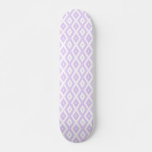 Skateboard Patrón de diamante blanco y púrpura
