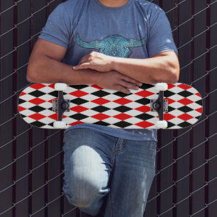 Skateboard Patrón de diamantes de arlequín rojo, negro y blan