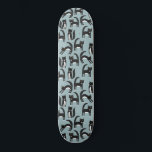 Skateboard Patrón de diversión de gato negro y negro<br><div class="desc">Un lindo patrón de gatos gatitos de esmoquin blanco y negro sobre un fondo azul para los amantes de animales y mascotas por todas partes.</div>