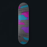 Skateboard Patrón de estilo geométrico abstracto moderno<br><div class="desc">Este diseño moderno presenta un patrón geométrico en gris,  verde azulado,  rosa y morado. patinetas. patineta. diversión. personalizado. navidades. cumpleaños.</div>