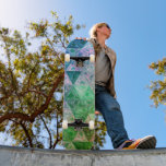 Skateboard Patrón de flores azul y verde<br><div class="desc">El diseño moderno y elegante de este skateboard presenta un bonito patrón con flores y triángulos. Para chicas y niños.</div>