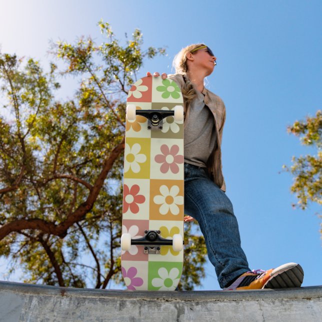 Skateboard Patrón de flores retro coloridas a cuadros (Exterior 1)