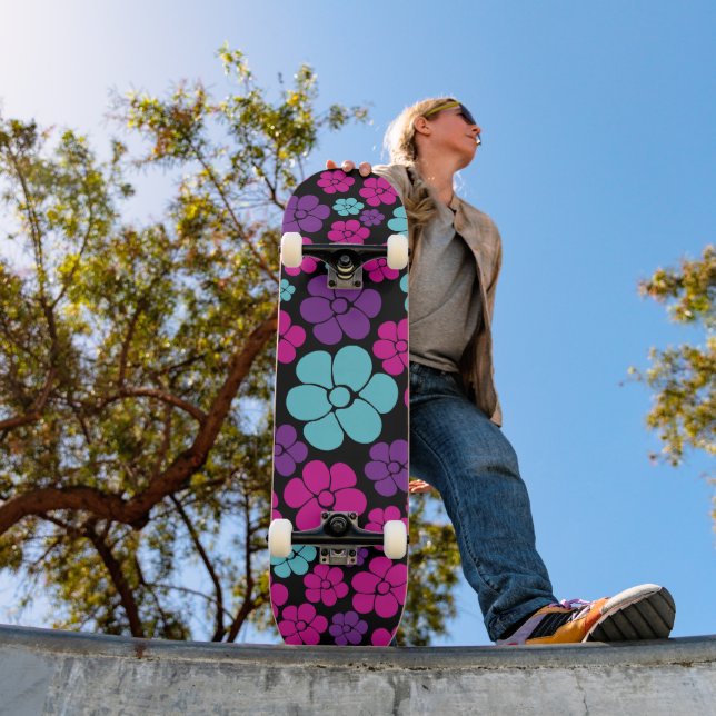 Skateboard Patrón de flores: rosa, púrpura, azul y negro (Exterior 1)