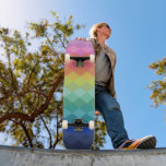 Skateboard Patrón de formas de arcoiris retro vibrante estéti<br><div class="desc">Viaje con color y confianza en esta cubierta de patinaje degradado de rombo con rombo arcoiris. Con una mezcla suave de tonos de rosa y melocotón a verdes, azules y violetas vibrantes, el patrón de diamante en capas añade un giro geométrico audaz. Ideal para los amantes de la expresividad, del...</div>