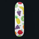 Skateboard Patrón de frutas acrílicas coloridas de verano art<br><div class="desc">Este patrón artístico y único es perfecto para la temporada de verano. Muestra un patrón de fruta pintada de acrílico brillante y colorido que incluye peras, manzanas, plátanos, naranjas, uvas y kiwi sobre un simple fondo blanco. Es moderno, fresco y una juguetona impresión gastronómica. ***NOTA DE DISEÑO IMPORTANTE: Para cualquier...</div>