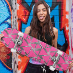 Skateboard Patrón de Guay tropical geométrico caliente<br><div class="desc">Este diseño moderno presenta un colorido patrón floral tropical con una superposición de triángulos geométricos rosados calientes.</div>