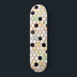 Skateboard Patrón de hexágono abstracto de honeycomb salvaje<br><div class="desc">Un único patinador de patinaje sobre el honeycomb abstracto de patrón hexágono silvestre para chicas. Sea la abeja reina del conjunto de pensión con un estilo único.</div>