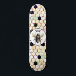 Skateboard Patrón de hexágono de abeja de abeja de abeja de H<br><div class="desc">Una singular abeja reina silvestre y patineta abstracta hexagonal de panal de miel para chicas. Sea la abeja reina del conjunto de pensión con un estilo único.</div>