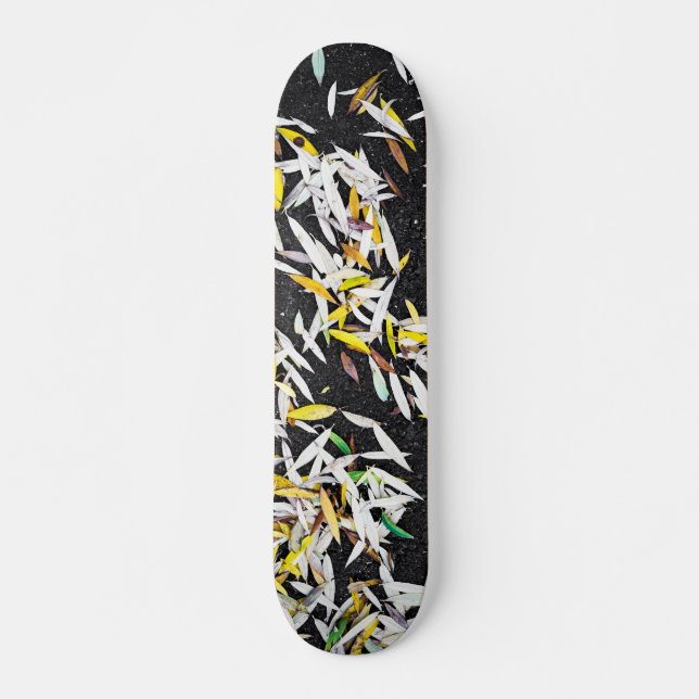 Skateboard Patrón de hojas caídas sobre negro (Anverso )