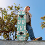 Skateboard Patrón de Llama de fondo Verde azulado<br><div class="desc">Cute Llama Lover Skateboard listo para su personalización. 🥇 UN DISEÑO ORIGINAL DE DERECHOS DE AUTOR DE Donna Siegrist SÓLO DISPONIBLE EN ZAZZLE! ✔ NOTA: ¡SÓLO CAMBIA LAS ÁREAS DE PLANTILLA NECESARIAS! 😀 Si es necesario, puede eliminar el texto y empezar a agregar de nuevo el texto y la fuente...</div>