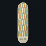 Skateboard Patrón de longboards retro vintage Skate monograma<br><div class="desc">Este patrón presenta ilustraciones sencillos de palangreras con un aspecto vintage en verde oliva, azul verde azulado, verde sabio, oro de mostaza y naranja ambientados con un fondo de color crema. Este estilo más largo de los patines tiene un estilo retro en colores cálidos. Está listo para ser personalizado con...</div>