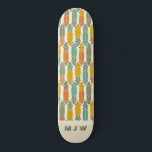 Skateboard Patrón de longboards retro vintage Skate monograma<br><div class="desc">Este patrón presenta ilustraciones sencillos de palangreras con un aspecto vintage en verde oliva, azul verde azulado, verde sabio, oro de mostaza y naranja ambientados con un fondo de color crema. Este estilo más largo de los patines tiene un estilo retro en colores cálidos. Está listo para ser personalizado con...</div>