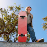 Skateboard Patrón de malla geométrica de gradiente rojo<br><div class="desc">Patrón de malla geométrica de gradiente rojo. Malla geométrica de triángulo con gradiente oscuro rojo claro. patrón,  sombrío,  malla,  triángulos,  geometría,  geométrica,  gradiente,  fresco,  triángulo,  brillante,  rojo</div>