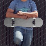 Skateboard Patrón de malla geométrica gradiente gris<br><div class="desc">Patineta de patrón de malla geométrica gradiente gris. Malla geométrica elegante y fresca del Triángulo con gradiente gris blanco negro. Gris Gradiente Patrón de malla geométrica regalos únicos para él.</div>