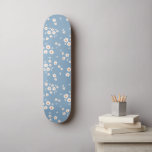 Skateboard Patrón de margarita retro Groovy Dusty Floral azul<br><div class="desc">Este bonito skateboard con un polvoriento patrón de margarita azul haría un regalo maravilloso para alguien que ama todo lo retro!</div>