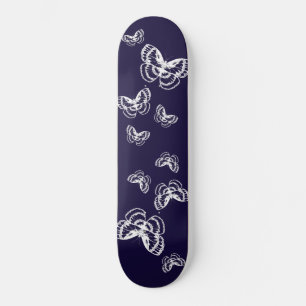 Skateboard Patrón de Mariposas Purpura y Blancas