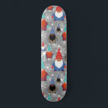 Skateboard Patrón de Navidades de Ilustraciones de copo de ni<br><div class="desc">Este lindo y festivo patrón de Navidades vacacionales es el diseño perfecto para regalarse a usted mismo, a sus amigos y a su familia. Presenta tres gnomos multirraciales con Navidades sudaderas nórdicas y fieles, gorras, guantes y botas con copos de nieve blancos sobre un simple fondo gris. Los colores son...</div>