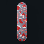 Skateboard Patrón de Navidades de Ilustraciones rojos festivo<br><div class="desc">Este lindo y sencillo patrón de Navidades es perfecto para la vitalidad festiva y divertida. Cuenta con ilustraciones personalizados hechos a mano de una chimenea nevada, caldo, adorno, bayas huecas, hojas de hiedra, árbol de Navidad, caña de caramelo, hombre de pan de jengibre y gorra de Santa Claus sobre un...</div>