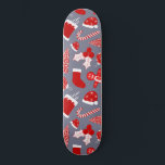 Skateboard Patrón de Navidades de Ilustraciones rojos festivo<br><div class="desc">Este lindo y sencillo patrón de Navidades es perfecto para la vitalidad festiva y divertida. Cuenta con ilustraciones personalizados hechos a mano de una chimenea nevada, caldo, adorno, bayas huecas, hojas de hiedra, árbol de Navidad, caña de caramelo, hombre de pan de jengibre y gorra de Santa Claus sobre un...</div>