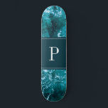 Skateboard Patrón de ondas marinas turquesa monograma persona<br><div class="desc">El mar turquesa y las olas. Un regalo perfecto de "Sólo porque"</div>