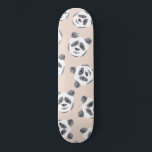 Skateboard Patrón de Panda de color blanco rosado y negro<br><div class="desc">Este patrón artístico y moderno de animales es un diseño bonito para complementar tu estilo personal. Se trata de un cuadro de la cabeza de un oso de color blanco y negro pintado a mano sobre un fondo rosa muy sencillo. ¡Es adorable, de diseño y de diseño! ***NOTA IMPORTANTE DE...</div>