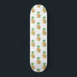Skateboard Patrón de piña de Relieve metalizado dorado tropic<br><div class="desc">Patrón de piña de Relieve metalizado dorado tropical hawaiano divertido. Esta piña Aloha Hawaii de moda,  amarilla y verde,  es una impresión perfecta para un regalo de cumpleaños de verano.</div>