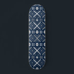 Skateboard Patrón de plata azul tribal geométrico moderno de<br><div class="desc">El patinador de patinaje de patrón de plata azul tribal geométrico moderno de Guay presenta un patrón tribal geométrico de plata en un fondo azul. Diseñado por ©Evco Studio www.zazzle.com/store/evcostudio</div>