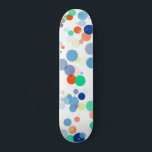 Skateboard Patrón de punto moderno de polka flotante colorido<br><div class="desc">Este moderno diseño presenta un moderno y moderno patrón de puntos polka coloridos.</div>