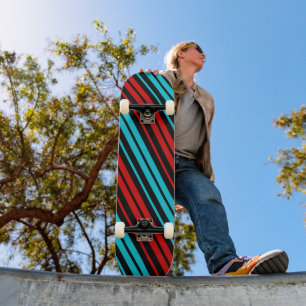 Skateboard Patrón de rayas rojas y azules negras