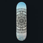 Skateboard Patrón de resumen geométrico de Mandala azul<br><div class="desc">Un hermoso patrón de Mandala simétrico geométrico en un fondo de rompecabezas azul.</div>