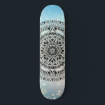 Skateboard Patrón de resumen geométrico de Mandala azul<br><div class="desc">Un hermoso patrón de Mandala simétrico geométrico en un fondo de rompecabezas azul.</div>