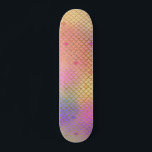 Skateboard Patrón de sirena de Ombre Pastel colorido divertid<br><div class="desc">Escalas de sirena de color rosa,  púrpura,  Verde azulada y Naranja de Guay Pastel con patrón de Relieve metalizado dorado. Esta divertida marca de sirena es perfecta para un regalo de cumpleaños bajo el mar Mermaid.</div>
