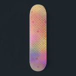 Skateboard Patrón de sirena de Ombre Pastel colorido divertid<br><div class="desc">Escalas de sirena de color rosa,  púrpura,  Verde azulada y Naranja de Guay Pastel con patrón de Relieve metalizado dorado. Esta divertida marca de sirena es perfecta para un regalo de cumpleaños bajo el mar Mermaid.</div>