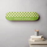 Skateboard Patrón de tablero de ajedrez estético retro Nombre<br><div class="desc">Patrón de tablero de ajedrez estético retro de nombre personalizado</div>